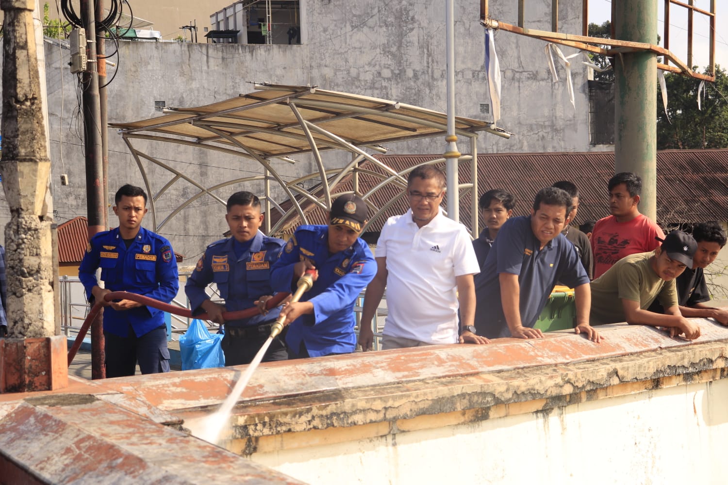  Pj. Wali Kota Payakumbuh Rida Ananda  menggelar aksi bersih-bersih monumen bersejarah jembatan Ratapan Ibu yang menjadi saksi perjuangan masyarakat Luak Limopuluah  